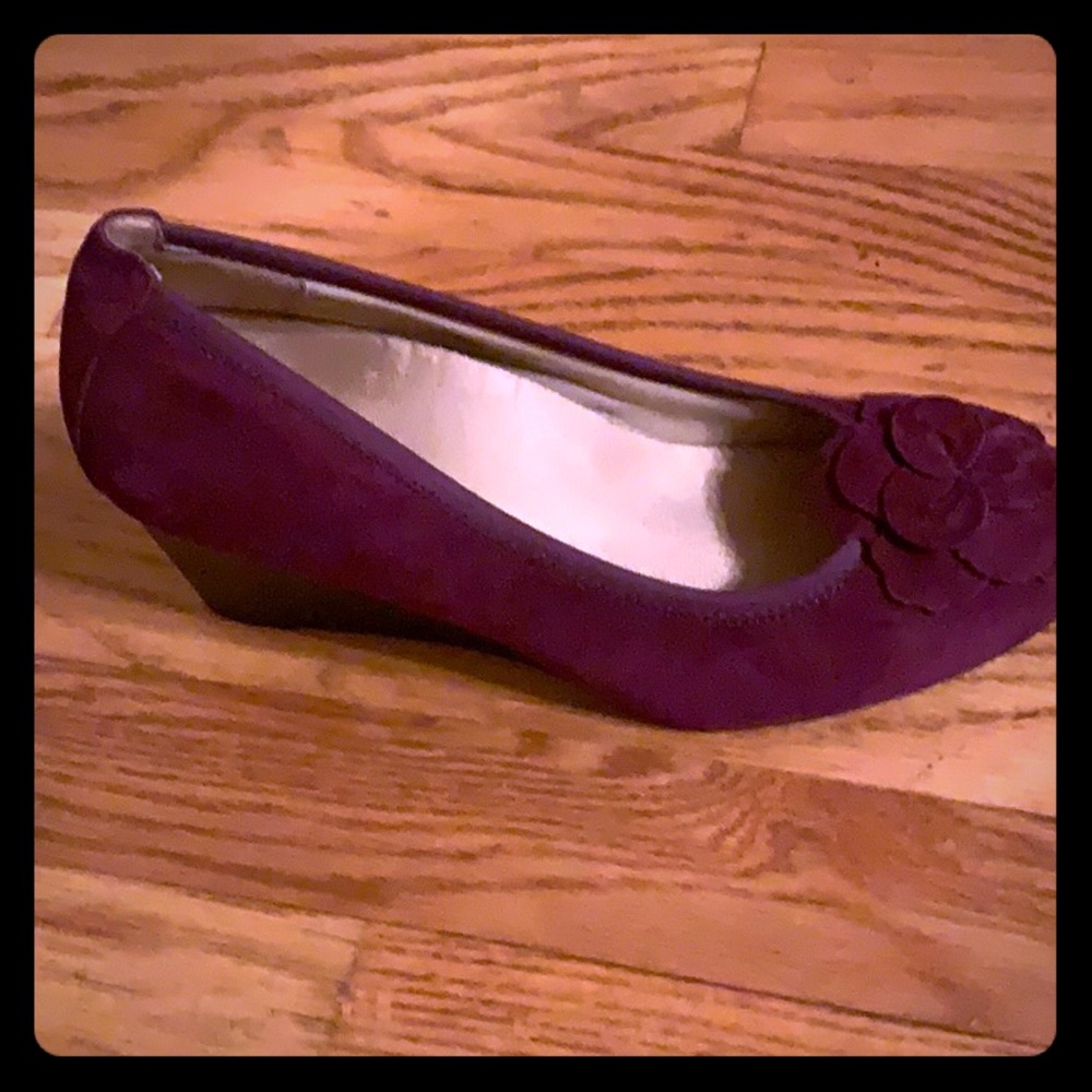 Vionic Purple flower 2 inch stacked wedge size 8.5